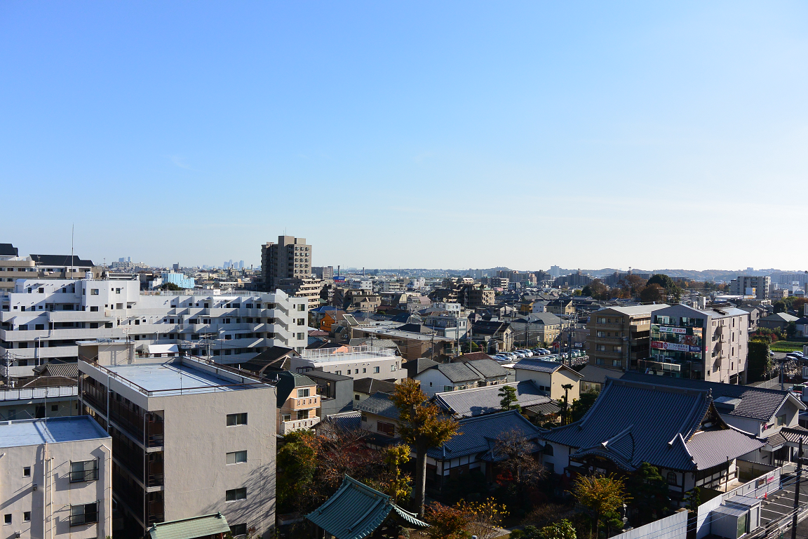 ブックルックチーム本社からの景色。遠くに多摩丘陵、新宿や六本木の高層ビルが見える。ワークライフバランスを保ち、クリエイティブな仕事をするにはうってつけ。